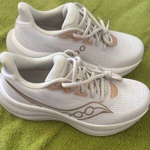 Saucony Women's White and Pink Sneakers
